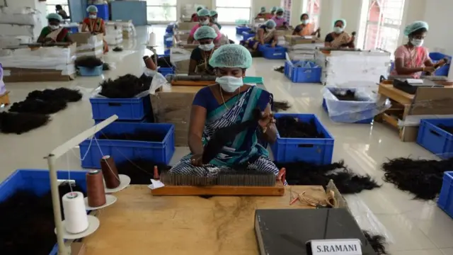 ફૅક્ટરીમાં કામ કરતી મહિલાઓની તસવીર