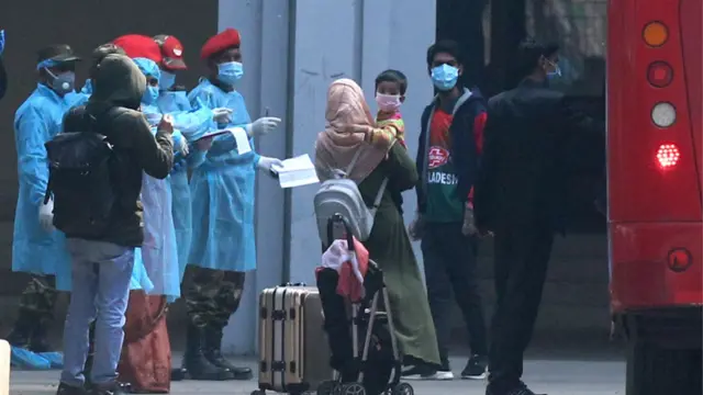 বাসে চড়িয়ে স্বল্প দূরত্ব অতিক্রম করার পরই এসে যায় গন্তব, বিমানবন্দরে পূর্ব পাশে আশকোনা নামক এলাকার হজ্ব ক্যাম্প।