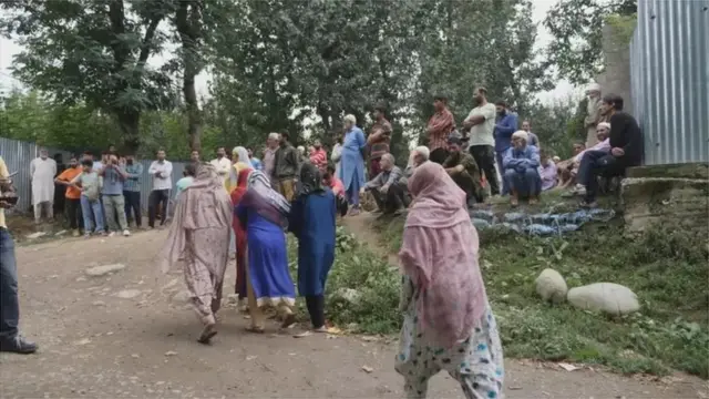 ચોટીપુરા ગામમાં સુનીલકુમારના પરિવારને સાંત્વના પાઠવવા પહોંચેલ ગ્રામીણો