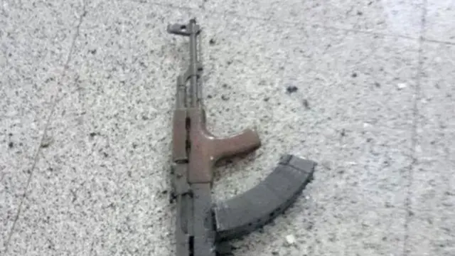 Un rifle kalashnikov fue hallado en el lugar del ataque.