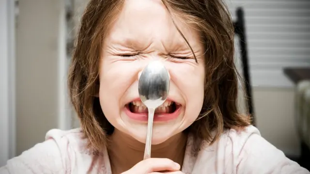 Una niña con una cuchara