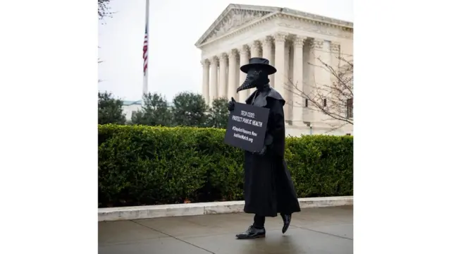 ازداد القلق بشأن المعلومات المضللة التي تُنشر عبر الإنترنت وعلى وسائل التواصل الاجتماعي خلال وباء كورونا