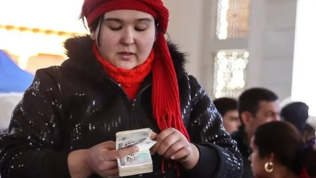 Мурдагы жарандардын чет элдик акча бирдигин сатып алуусун чектеген