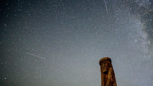 Estrelas cadentes cruzam o céu noturno sobre um ídoloesportedasorte conmadeira perto da vilaesportedasorte conPtich, a cercaesportedasorte con25 kmesportedasorte conMinsk, durante o pico da chuvaesportedasorte conmeteoros Perseidas anualesportedasorte con15esportedasorte conagostoesportedasorte con2015