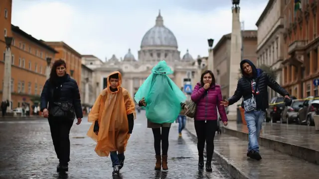 "Vatikana girməzdən əvvəl adamda elə təsəvvür yaranır ki, çox ciddi, orta əsrlər kilsələrinin ruhunu yaşadan ağır bir yerə girəcəksən"