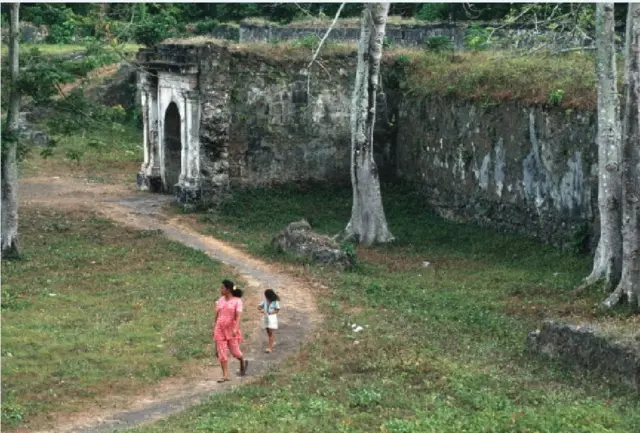 Fort Nasau di Banda Naira, dibangun oleh Portugis, tahun 1527 lalu dipugar Belanda tahun 1609.