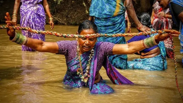 జంపన్నవాగులో స్నానాలు