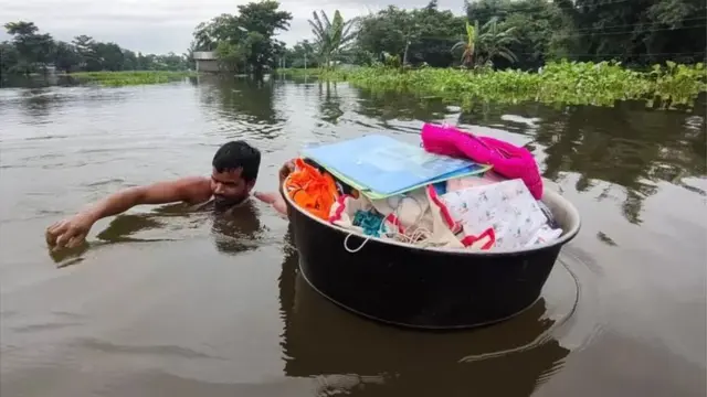 असम में बाढ़ की ये तस्वीर पिछले महीने की है. अब भी हालात बहुत बदले नहीं है