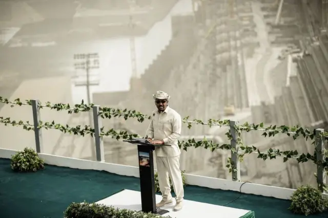 رئيس الوزراء الإثيوبي الحالي آبي أحمد يفتتح، في شهر فبراير/شباط 2022، أول محطة لتوليد الكهرباء من سد النهضة الكبير.