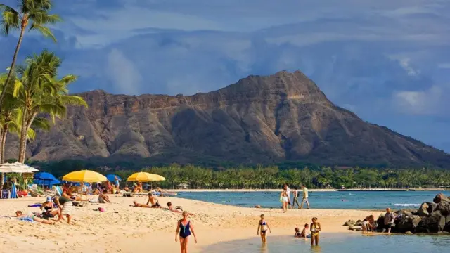 أحد الشواطيء التي يرتادها السياح في هاواي