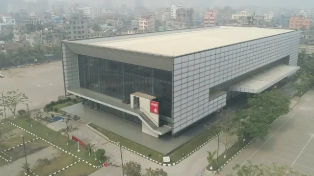 এ রকম চারটি কনভেনশন সেন্টারকে রূপান্তরিত করা হয়েছে হাসপাতালে