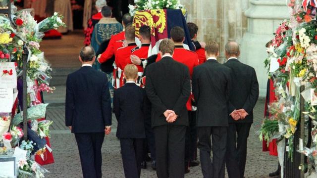 Принц Чарльз, принц Гарри, граф Спенсер, принц Уильям и герцог Эдинбургский (слева направо) на похоронах принцессы Дианы в Вестминстерском аббатстве