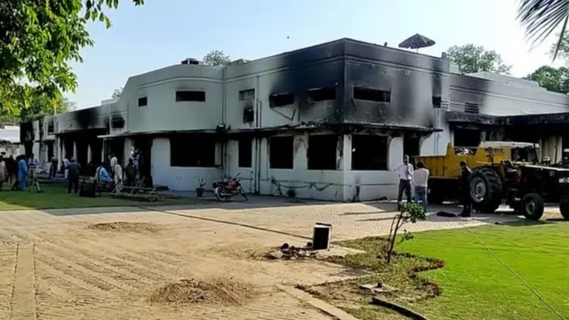 د مې پر نهمه ځینو کسانو په لاهور کې د قول اردو قوماندان مېشت ځای ته اور ورته کړ.
