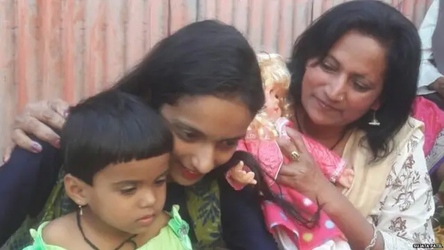 सुजाता पाटिल अपनी बेटी और प्रांजल के साथ