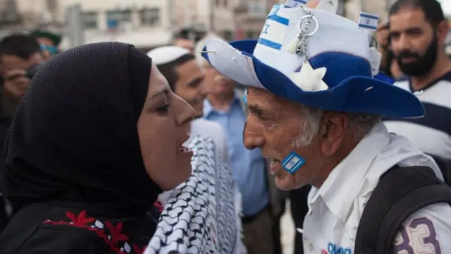 জেরুসালেমে মুখোমুখী ফিলিস্তিনী আর ইসরায়েলি দুই সমর্থক। (ফাইল ফটো)