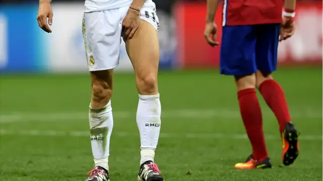 Jugador de fútbol con lesión en la ingle