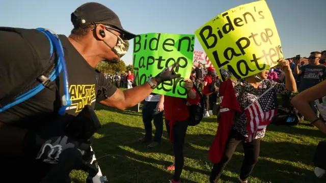 Люди с плакатами