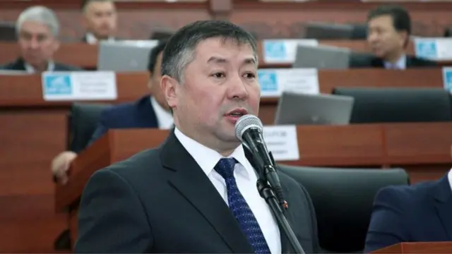 "Кыргызстан" фракциясынын мурдагы лидери Канатбек Исаев шайлоодо Өмүрбек Бабановду сүрөп жаткан
