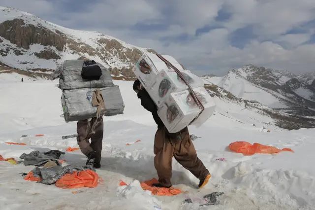 Iscrpljeni od napornog puta, kolbari se polako približavaju konačnom odredištu. Kućni aparati kakvih u Iranu nema usled dugogodišnjih sankcija veoma su tražena roba koja na ovaj način ulazi u zemlju.