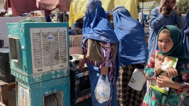 মাজার ই শরিফ শহরে পুরোনা জিনিসপত্র কেনাবেচার একটি বাজার। পয়সার অভাবে অনেক আফগান ঘরের জিনিসপত্র বিক্রি করে দিচ্ছেন