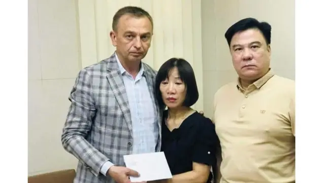 Đại sứ Đặc mệnh Toàn quyền Ukraine tại Việt Nam Oleksandr Gaman chia buồn, động viên bà Phạm Thị Sao, mẹ liệt sĩ Nguyễn Văn Minh, cùng với doanh nhân Bùi Xuân Cường