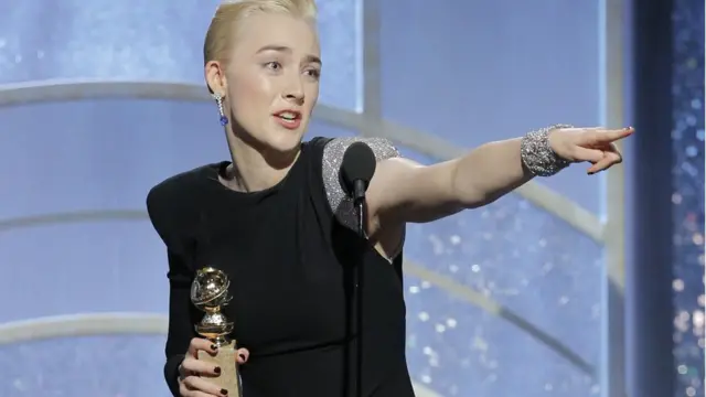 Лучшей актрисой в музыкально-комедийных фильмах аккредитованные в Голливуде иностранные критики признали ирландку Сиршу Ронан