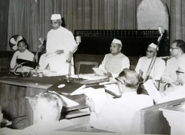 જીવરાજ મહેતાના નેતૃત્વવાળી સરકારની પ્રથમ કૅબિનેટ.