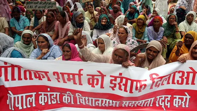 गीतिका शर्मा को न्याय दिलाने के लिए प्रदर्शन करते लोग