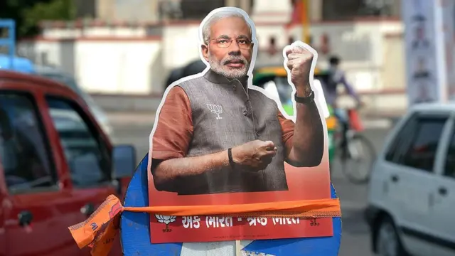 Vadodara kentinde bir sokakta, başbakan Modi'nin kartondan kesilmiş resmi