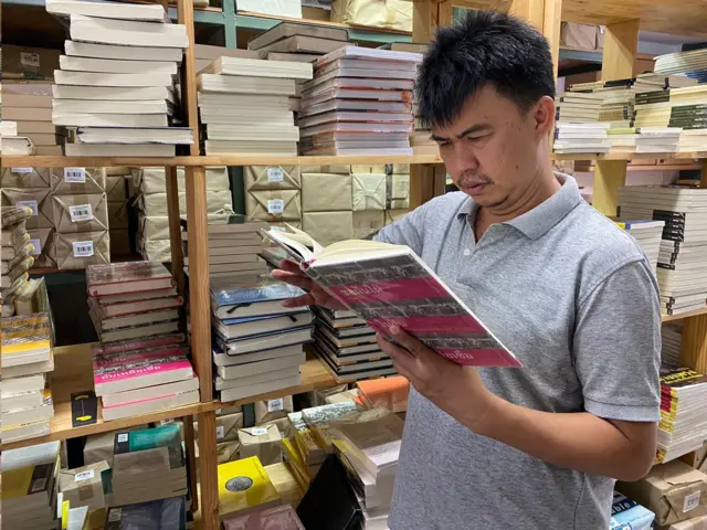 ธนาพล อิ๋วสกุล บรรณาธิการสำนักพิมพ์ฟ้าเดียวกัน