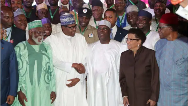 Abdusalam, Buhari, Atiku atawọn ọmọ igbimọ alaafia n ya fọto