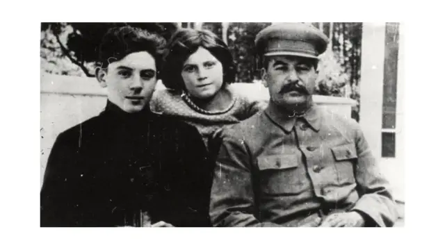 स्टॅलिन मुलगा मुलीसोबत