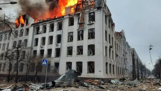 Um edifício com janelas estouradas evulkanvegas 25 eurochamas