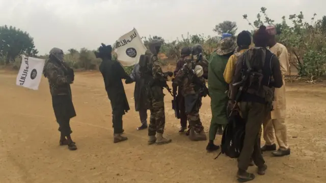 Militantes de Boko Haram reciben presos liberados a cambio de las 82 niñas.