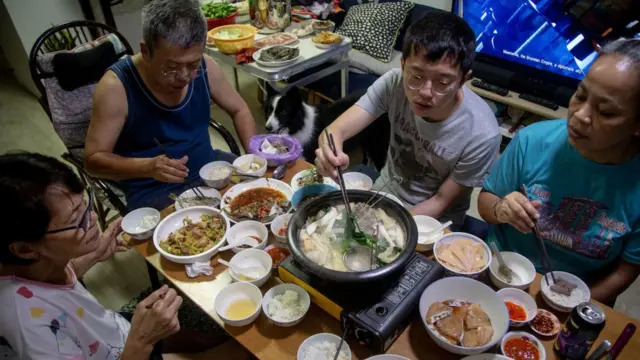 Family dey chop togeda