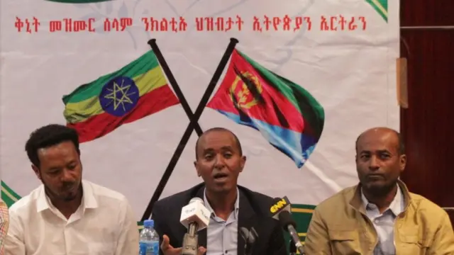 ኣብ ማእኸል ፕሮፌሰር መድሃንዬ ታደሰ