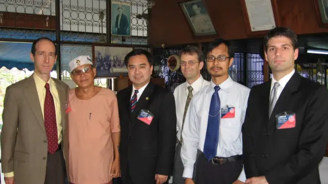 Phòng tiếp tân tại Trại tù Klong Prem, Bangkok, Thái Lan. Từ trái: Ông Paul Berkowitz, Phụ Tá lập pháp về chính sách ngoại giao cho Dân biểu liên bang Dana Rohrabacher, Lý Tống, Anh Ly Tong, Dân biểu California Trần Thái Văn, Viên chức lãnh sự Toà Đại Sứ Hoa Kỳ tại Bangkok, thông dịch viên người Thái của Toà Đại Sứ Hoa Kỳ, ông Anthony Tranchina, Viên chức đặc trách chính trị và nhân quyền tại Toà Đại Sứ Hoa Kỳ, Bangkok. 15/12/2005