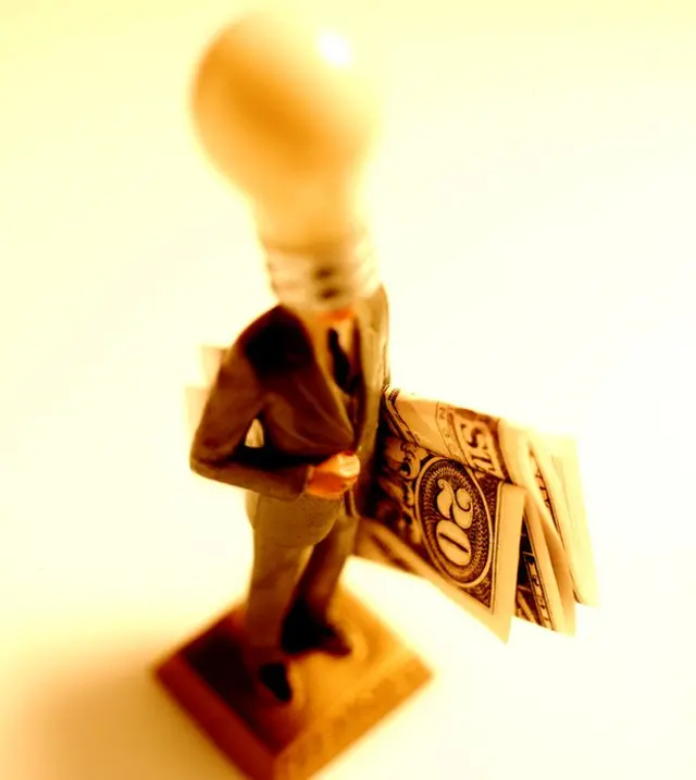 Genio con dinero bajo el brazo