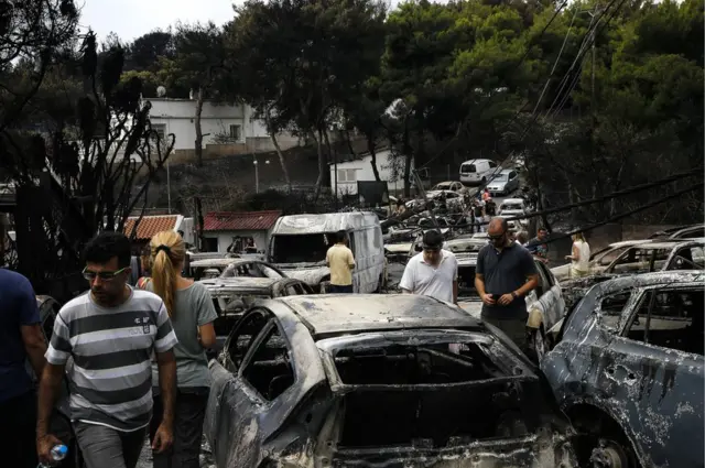 Autos quemados después del paso de un incendio descontrolado en la aldea de Mati, cerca de Atenas, Grecia, el 24 de julio de 2018