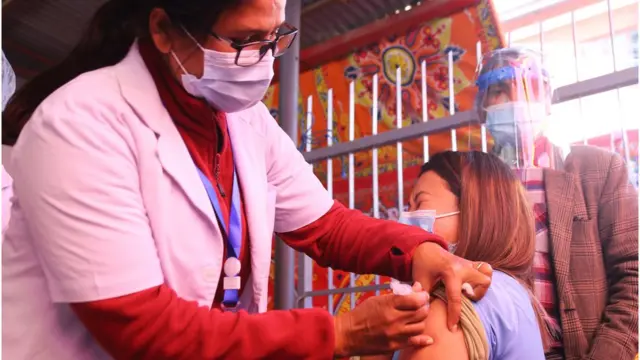 काठमाण्डूको शुक्रराज ट्रपिकल तथा सरुवा रोग अस्पताल टेकु खोप केन्द्रमा कोभिडविरुद्धको खोप लगाउँदै एक चिकित्सक