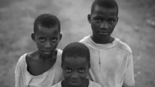 Awọn ọmọde ni agbegbe ibi ti ipenija omi wa nilẹ Mozambique