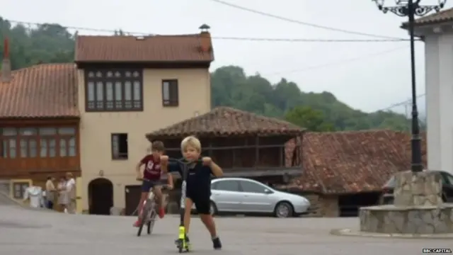 स्पेन के एस्टुरियस में पहाड़ों के बीच बसे गांव