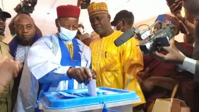 Le candidat Mahamat Ousmane en train de voter