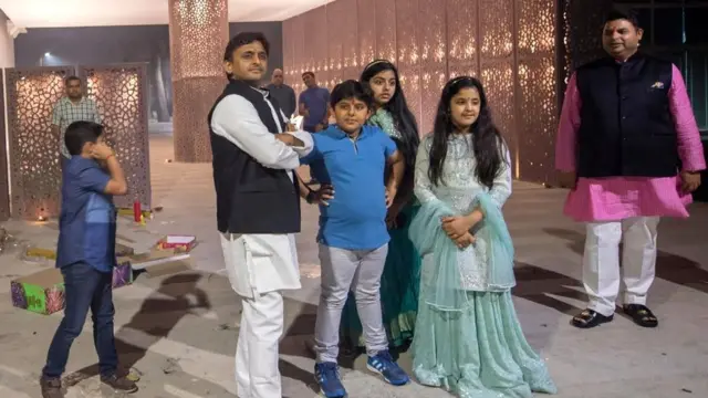 लखनऊ में दीवाली पर अपने बच्चों के साथ मुख्यमंत्री अखिलेश सिंह यादव