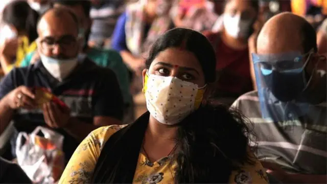 માસ્ક પહેરેલી મહિલા