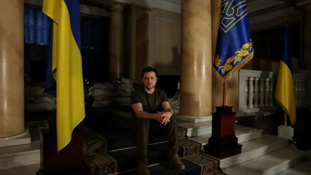 Ifoto ya Perezida Zelensky nyuma yo kuganira na Reuters