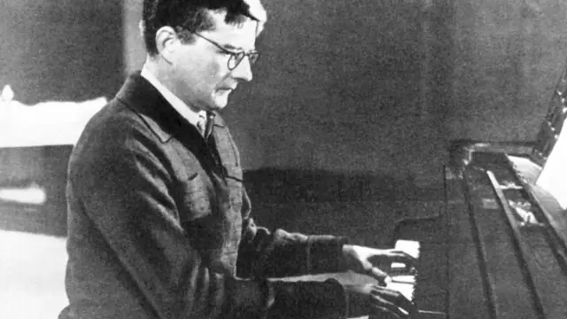 Д.Д. Шостакович работает над симфонией в осажденном городе. Репродукция Николая Науменкова, 1982 год