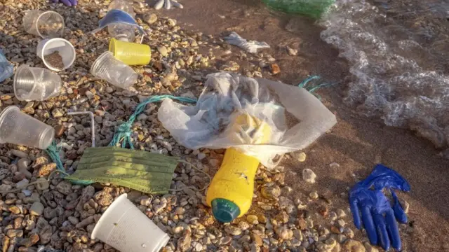 Déchets plastiques, détritus en plastique et masques jetés sur la plage, pollution environnementale, mer Rouge, Sharm el Sheikh, Égypte.