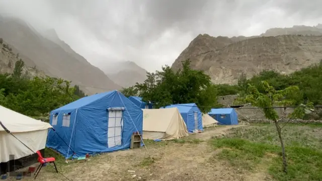 اس سال بے گھر ہونے والے یہ 15 خاندان اب شیر آباد میں ہی حکومت کی جانب سے دیے خیموں میں رہنے میں مجبور ہیں