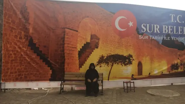 Halime adındaki yaşlı kadının evi de Arap Şeyh Cami yakınındaymış. Tahir Elçi'nin öldürüldüğü gün çatışma çıkınca korkudan kalp krizi geçirmiş. Evleri patlamada yanmış. Kızıyla şimdi Melikahmet semtinde yaşıyor.